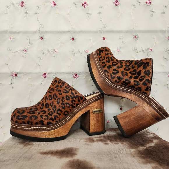 Leopard Print Platform Clogs - Picture 12 of 13